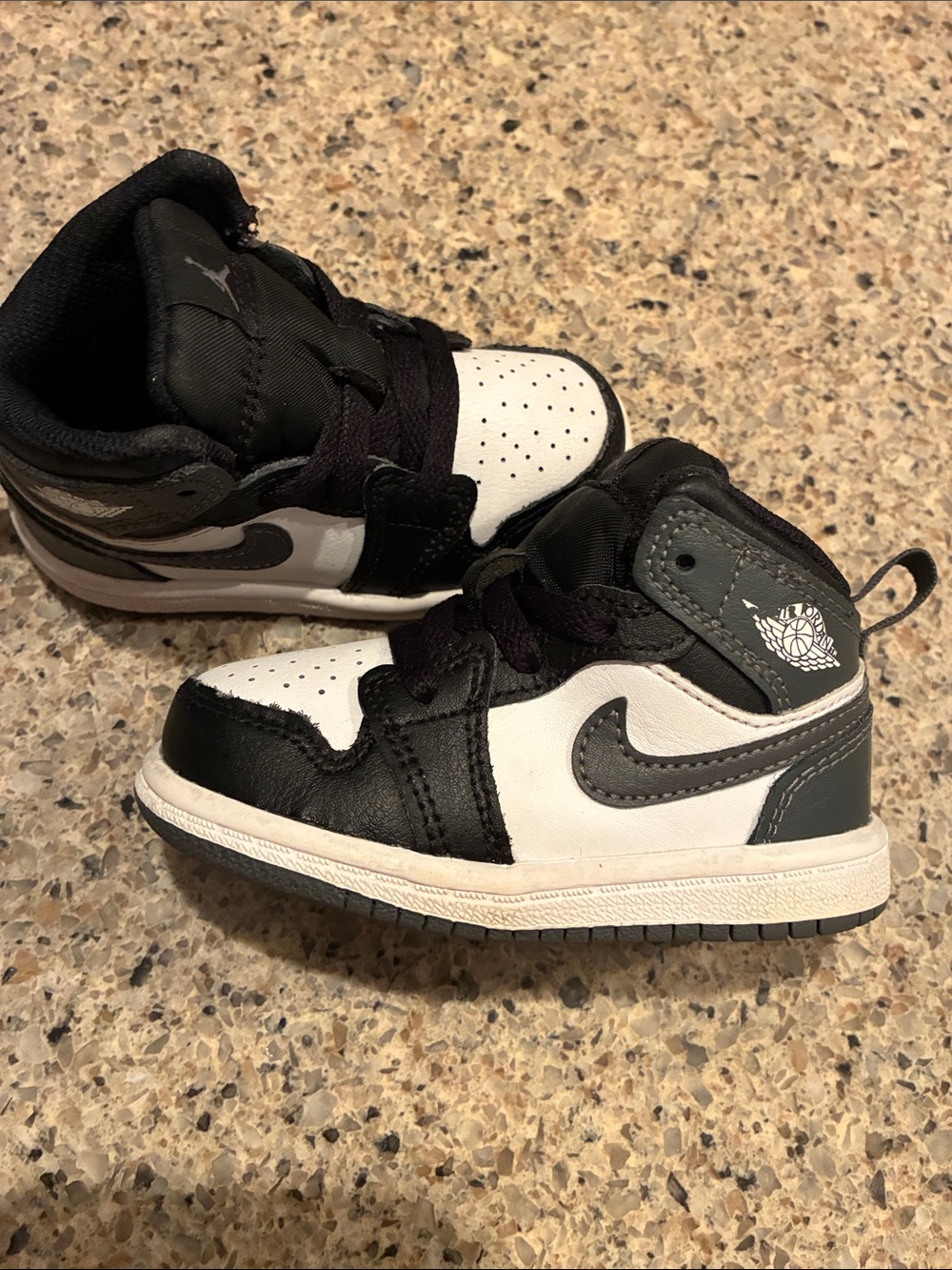 Jordan 1 Mid Toddler Size 5
Black White Iron Grey (TD)